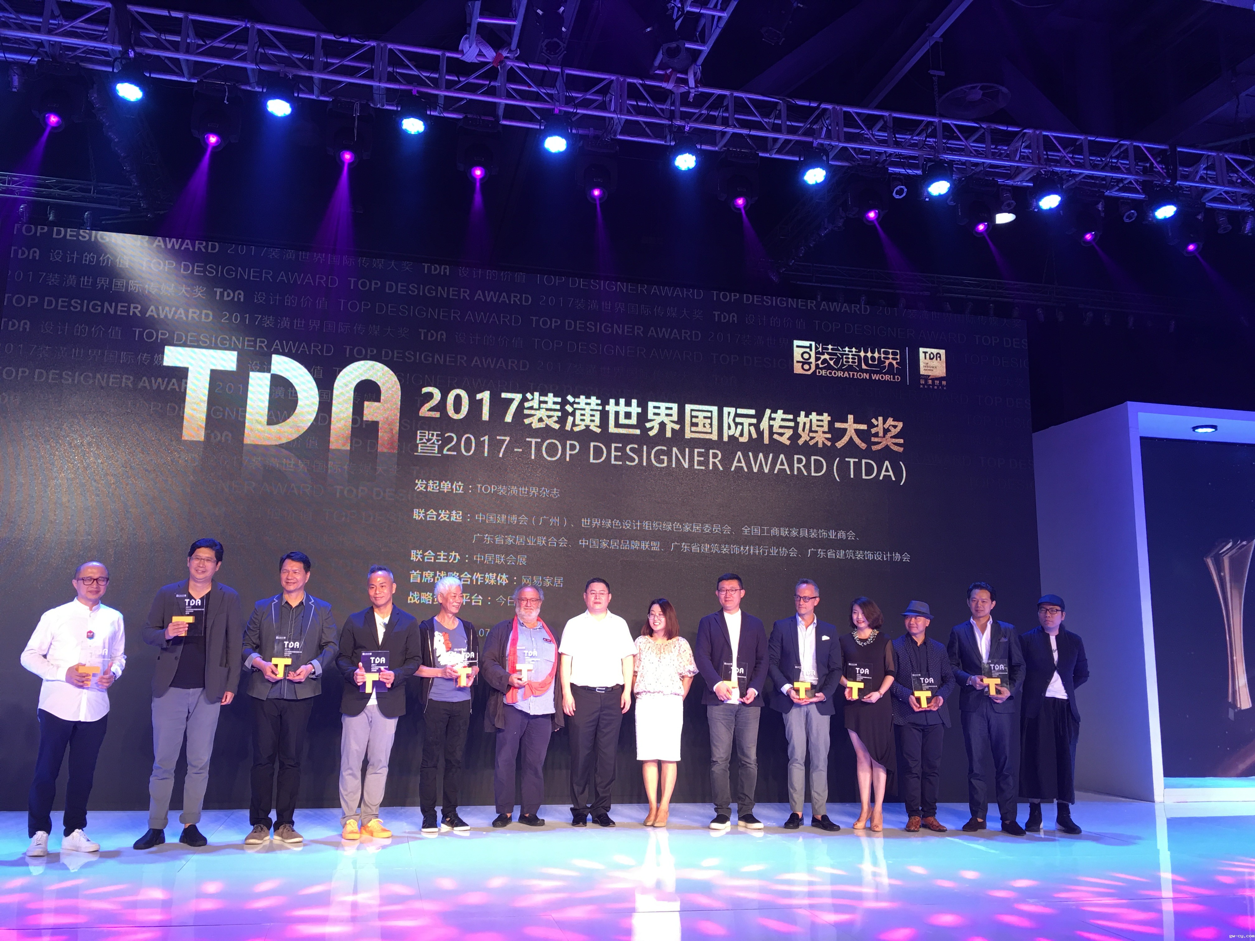 J&Abetway开户网站董事长/总设计师姜峰先生领奖 J&Abetway开户网站董事长/总设计师姜峰先生领奖