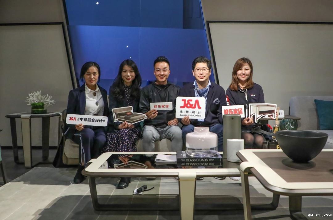 J&Abetway开户网站董事长、总设计师姜峰先生与媒体合影