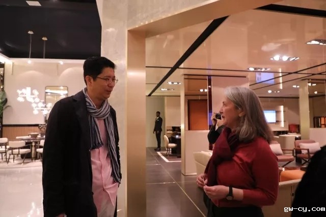 J&Abetway开户网站董事长/总设计师-姜峰先生在米兰国际家具展与众多人士现场交流