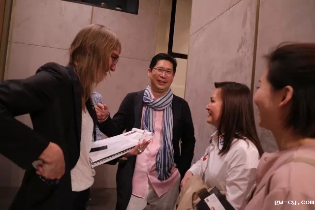 J&Abetway开户网站董事长/总设计师-姜峰先生在米兰国际家具展与众多人士现场交流