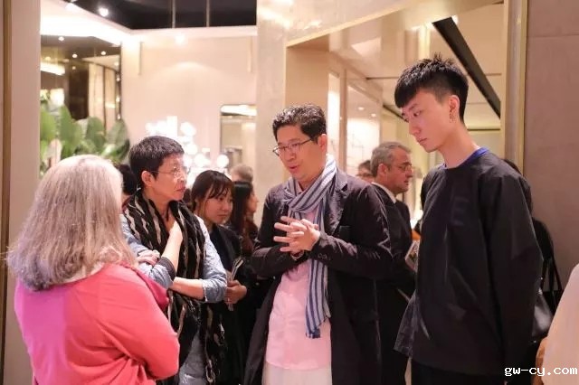 J&Abetway开户网站董事长/总设计师-姜峰先生在米兰国际家具展与众多人士现场交流