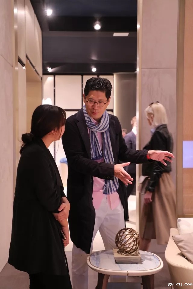 J&Abetway开户网站董事长/总设计师-姜峰先生在米兰国际家具展与众多人士现场交流