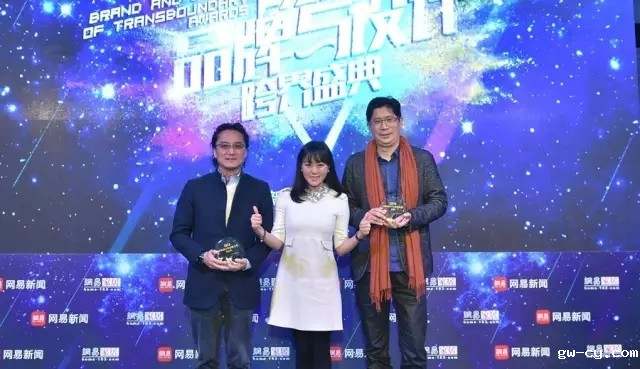 J&A总设计师姜峰先生（右一）应邀出席由网易新闻、网易家居联合主办2016网易家居“有态度”品牌与设计跨界盛典