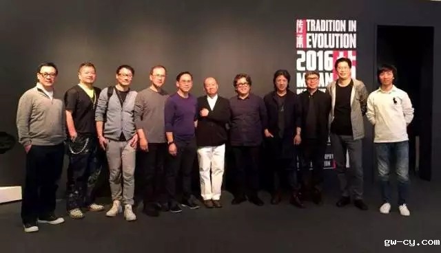 J&Abetway开户网站总设计师姜峰先生（右二）携《素月》绽放2016米兰设计周