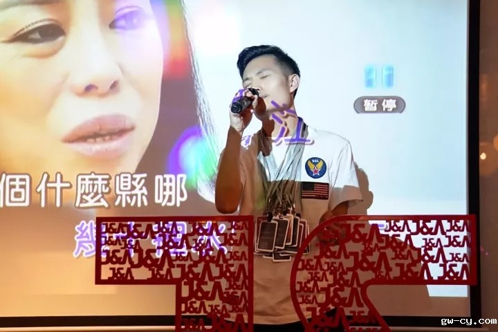 J&Abetway开户网站新歌声总决赛歌手演唱现场