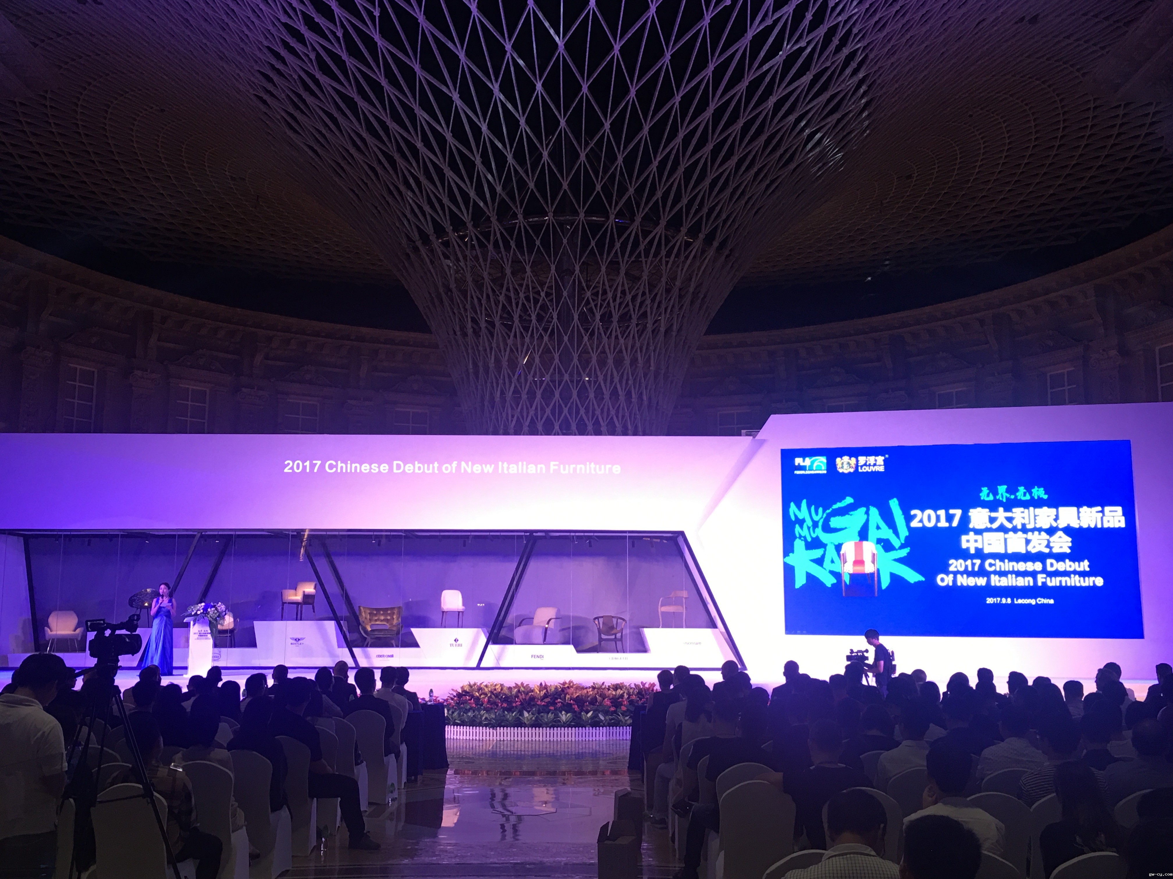 J&Abetway开户网站董事长/总设计师姜峰先生作为演讲嘉宾以“米兰故事”为题分享了他三年来参与米兰设计展的心路历程