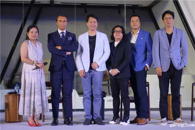 J&Abetway开户网站董事长/总设计师姜峰先生罗浮宫演讲合影